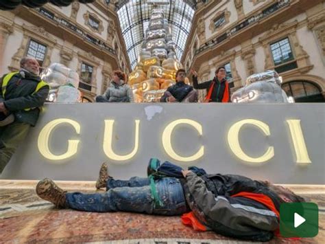 Video. Gucci non pulirà l'albero imbrattato a Milano da Ultima 